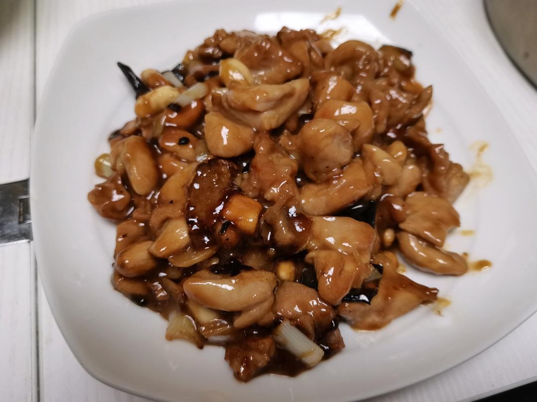 传统川菜做法的宫保鸡丁