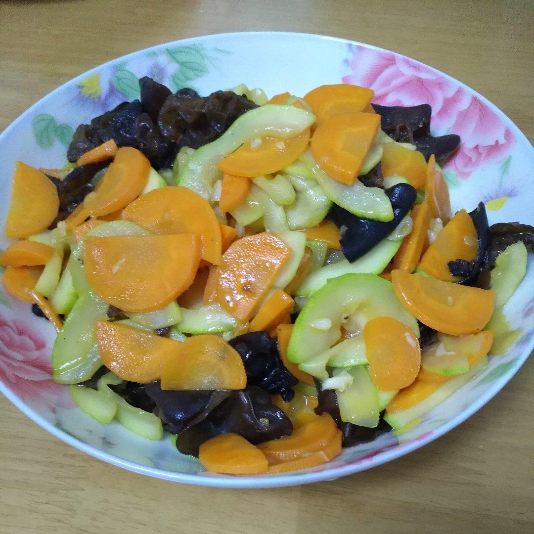 蒜蓉木耳西葫芦