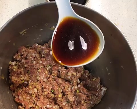 鲜美多汁的羊肉灌汤水饺的做法 步骤3