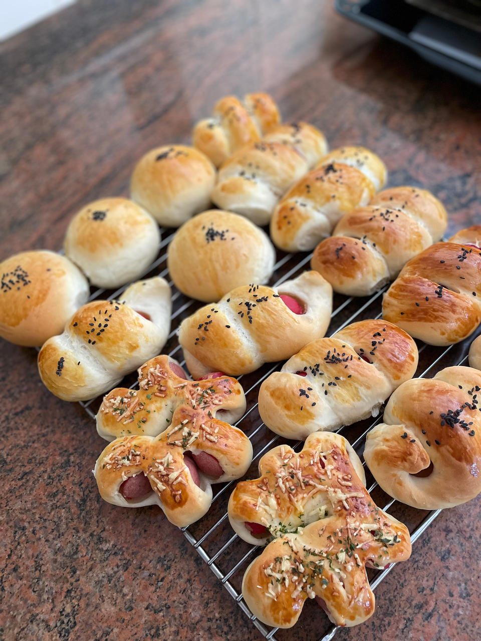 花样香肠面包，软萌可爱柔软拉丝，出炉后趁热吃上一个不能更满足