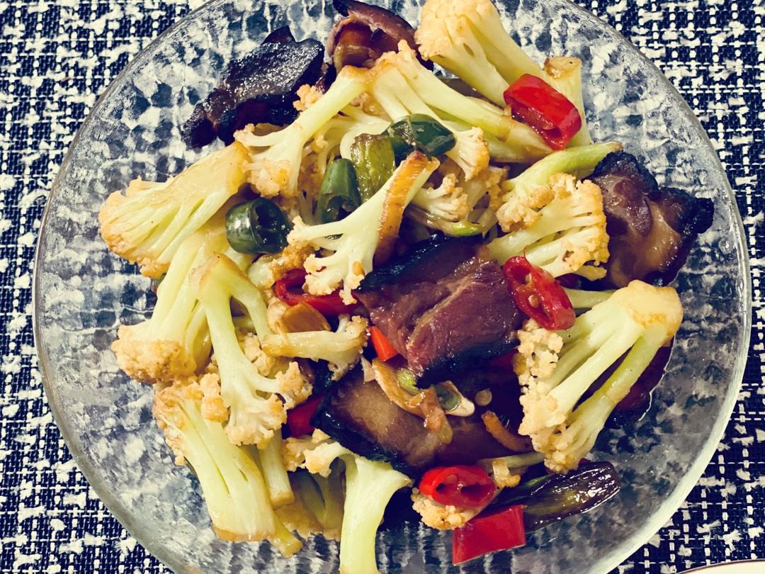 腊肉炒有机花菜
