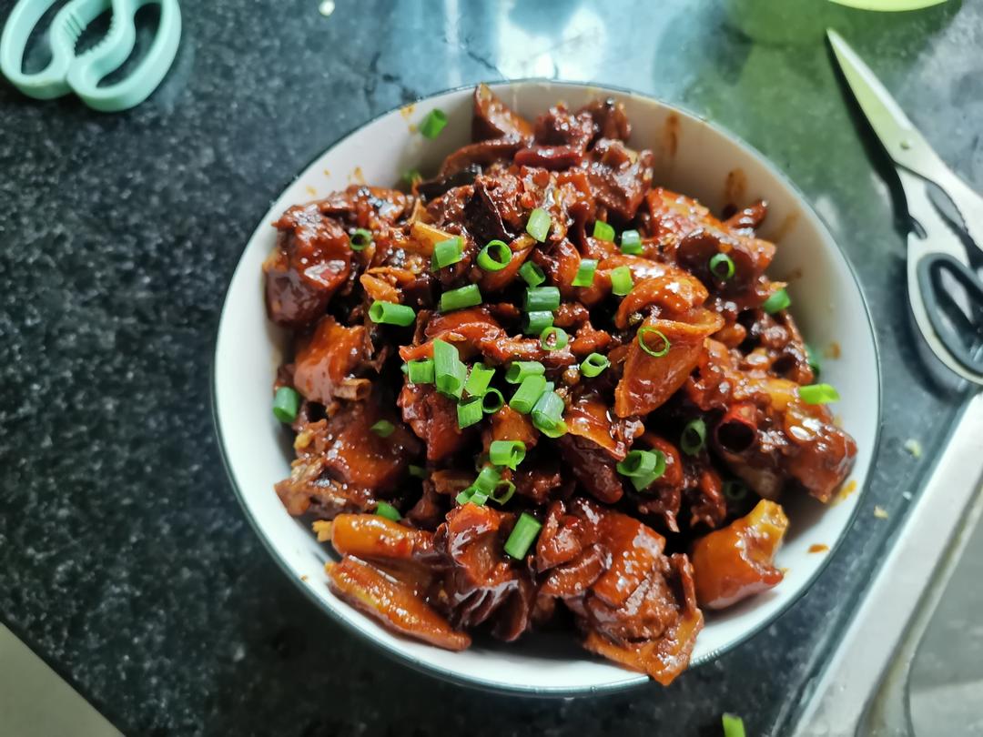 传统正宗的啤酒鸭配方和做法，鲜嫩香浓，只需炒千万不要焯水