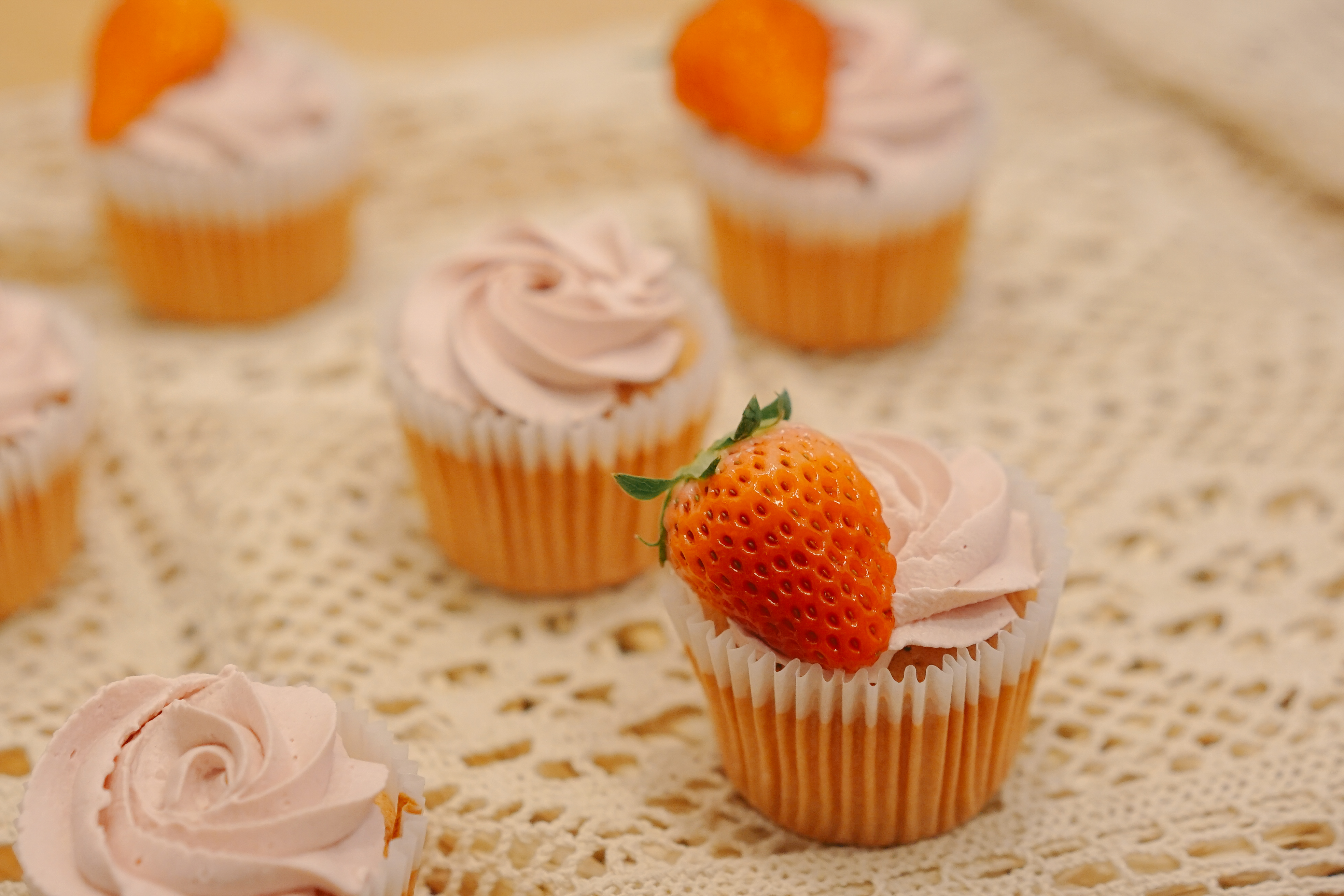 粉嫩草莓杯子蛋糕【北鼎烤箱】的做法