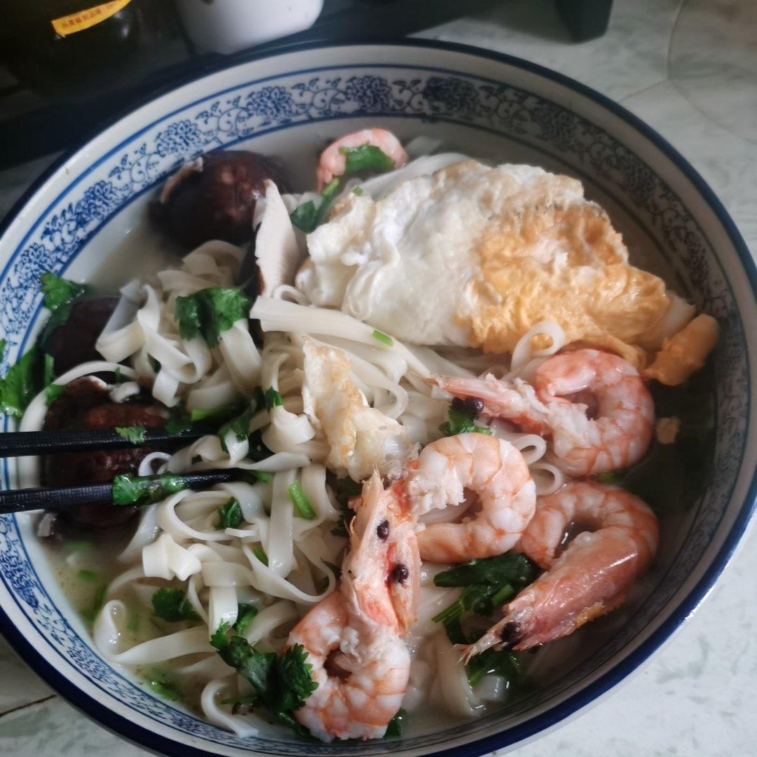 早餐  鲜虾菌菇汤面，粗粮馒头或粽子