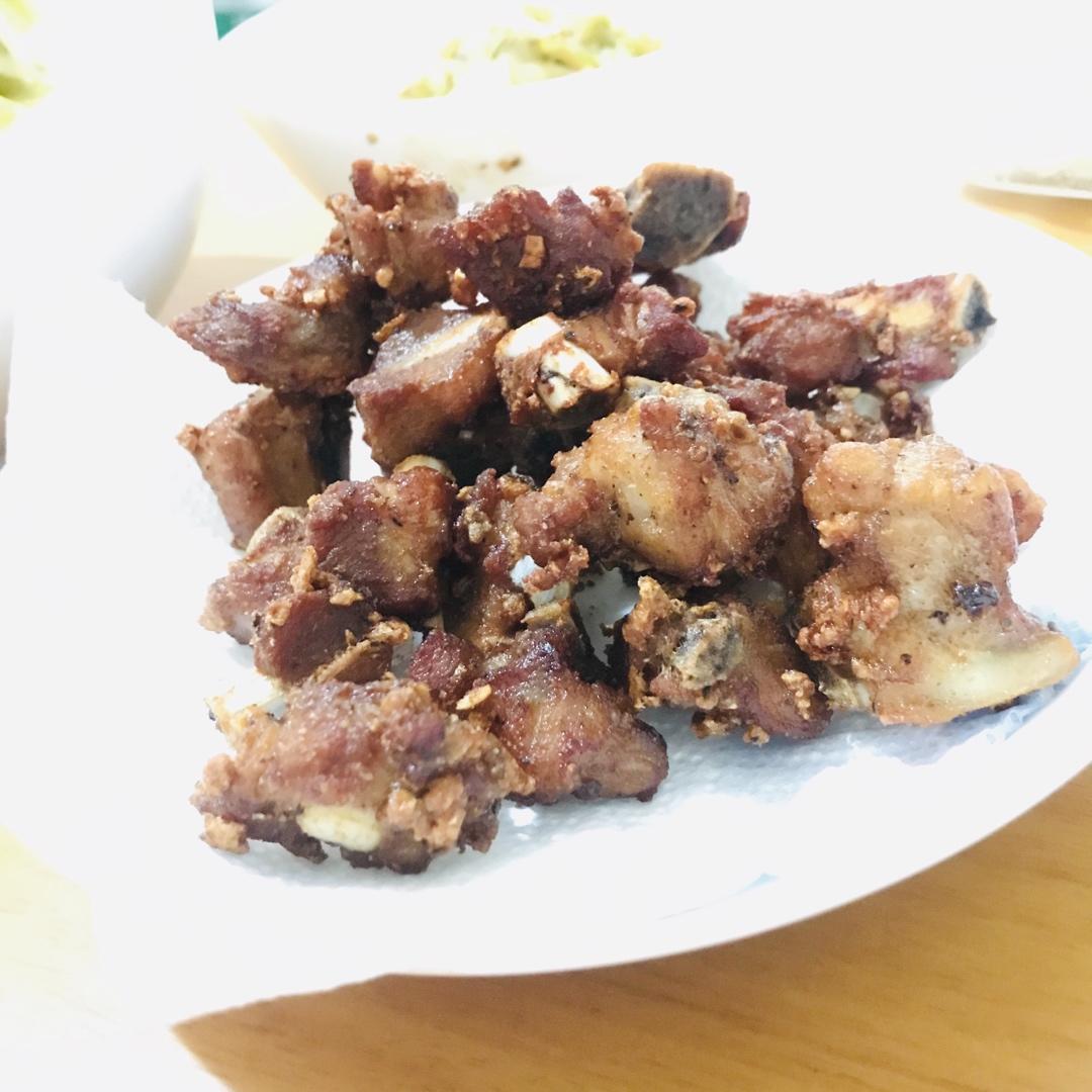 我家排骨从不红烧，加一些大蒜，出锅香喷喷，孩子吃完舔手指