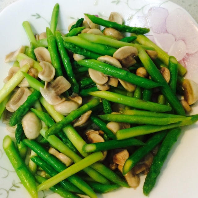 芦笋炒蘑菇