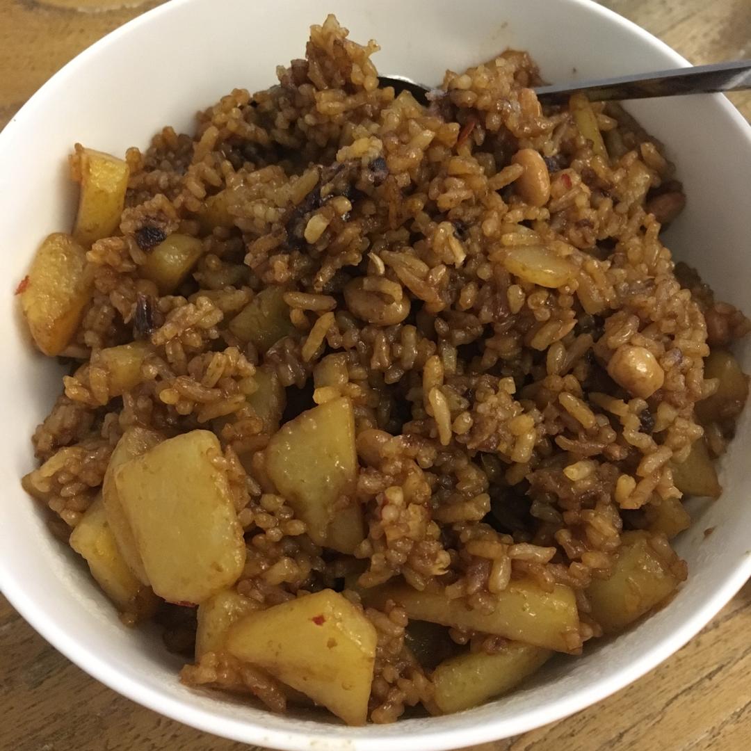 酱油鸡蛋土豆炒饭