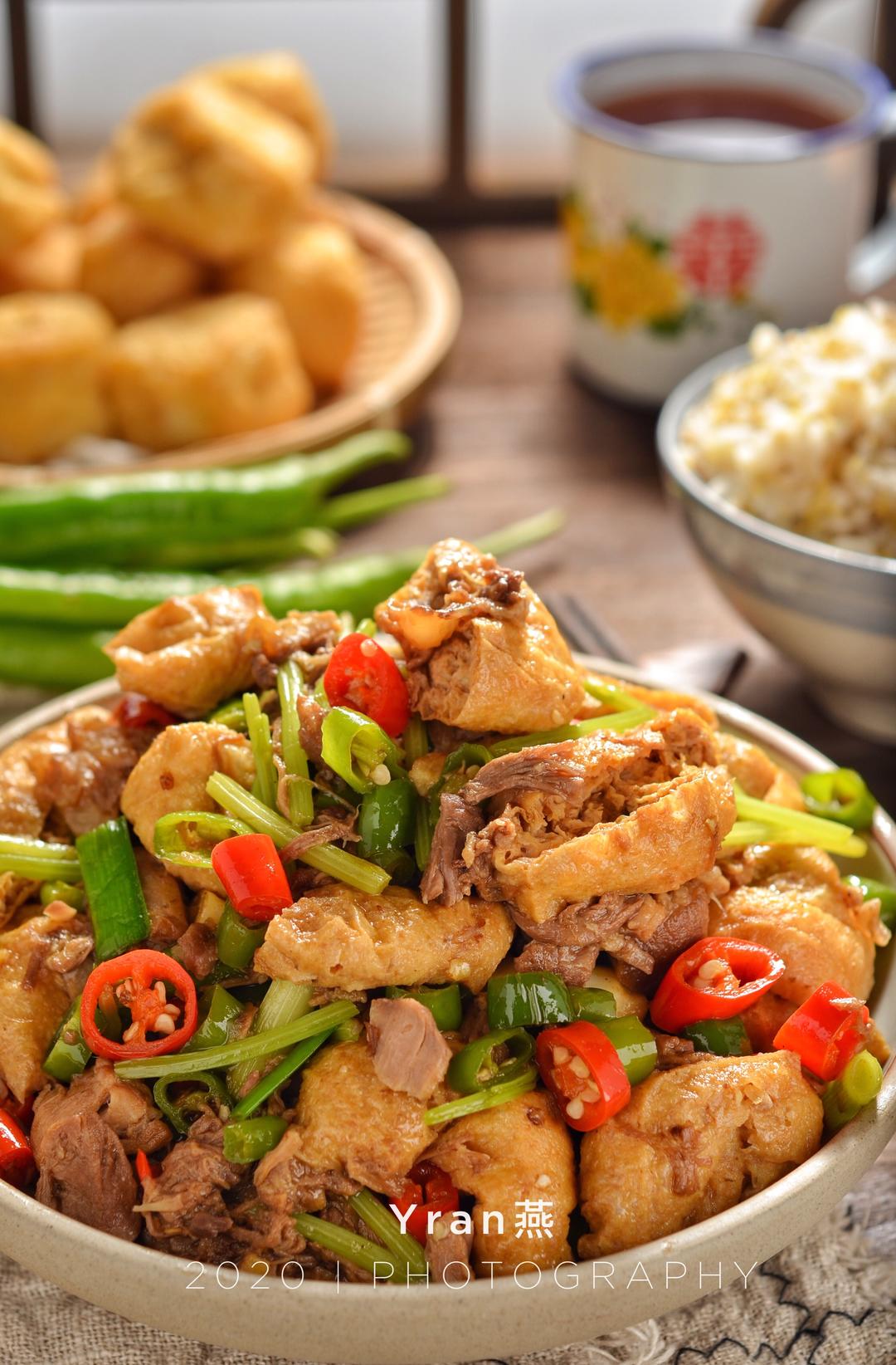 油豆腐炒拆骨肉的做法