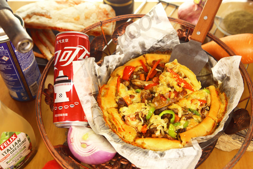 含宣软饼皮做法、自己在家也能做出馅料十足、超拉丝的美味诱人披萨