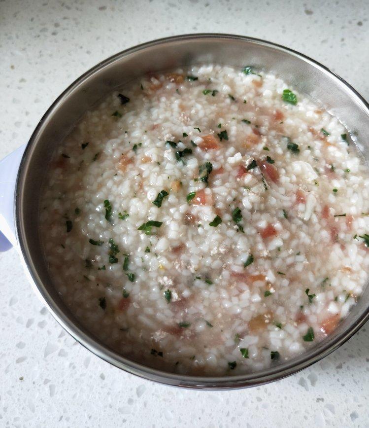 9个月以上宝宝辅食西红柿生菜瘦肉珍珠面