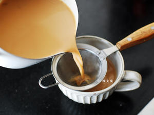 姜汁奶茶 l 秋冬暖饮的做法 步骤5