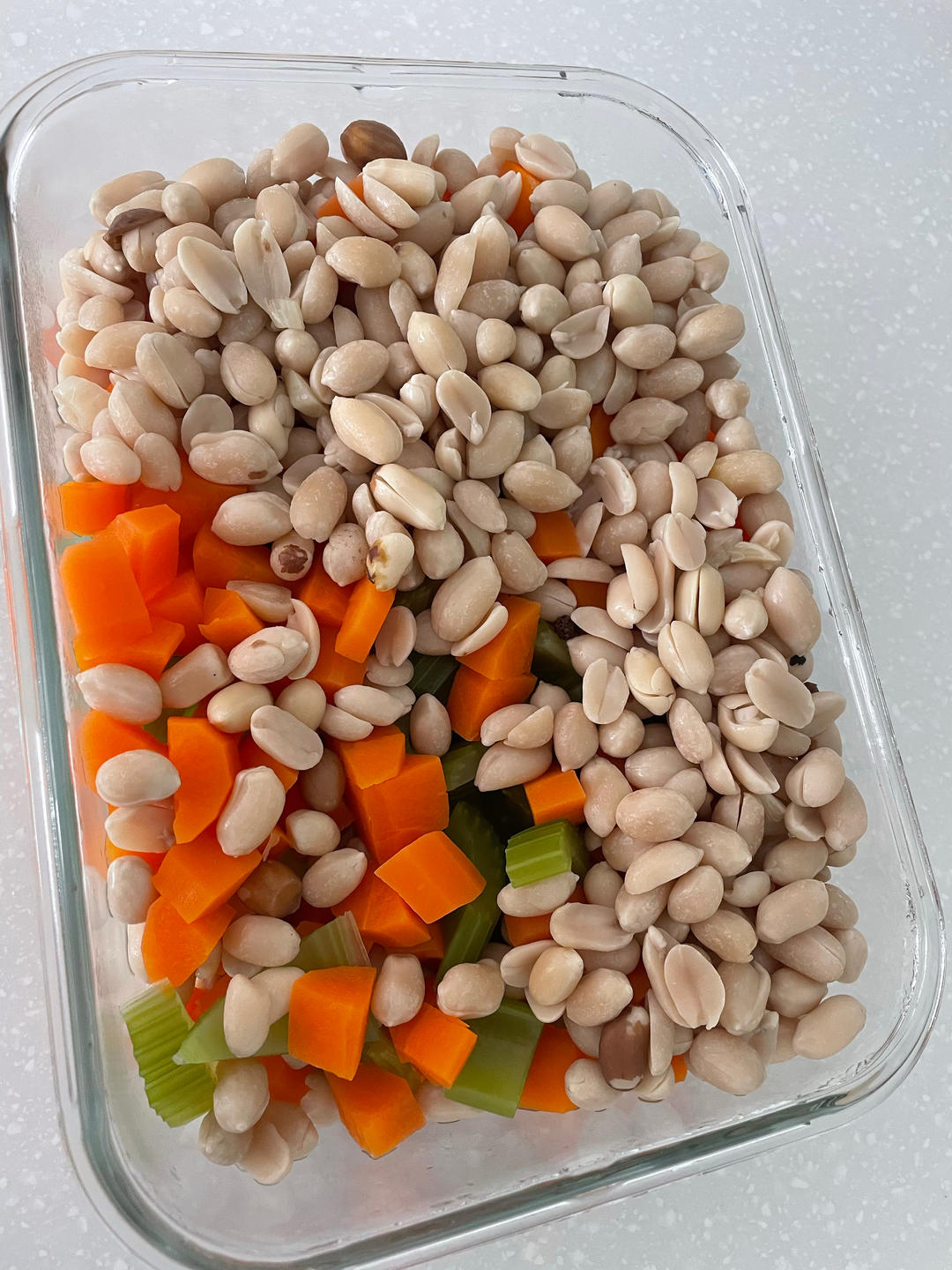 凉拌芹菜花生米胡萝卜