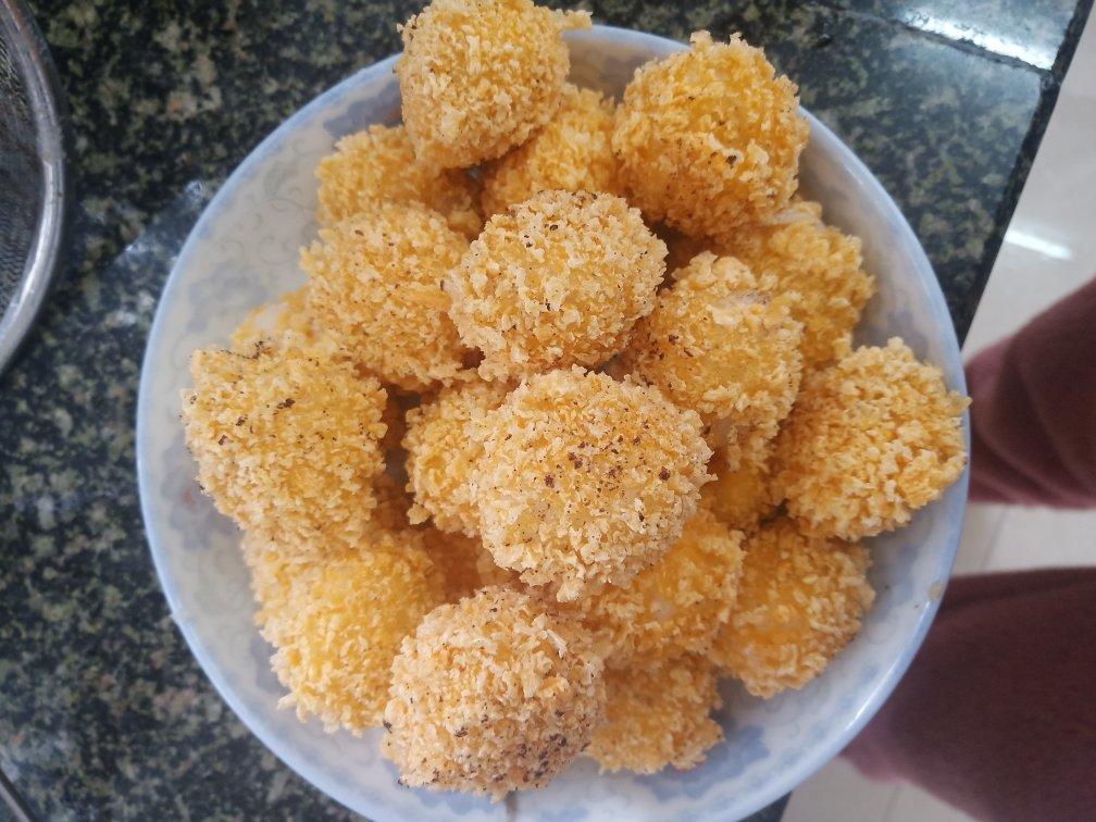 卌蒢忆莪做的金黄苏嫩面包糠炸汤圆