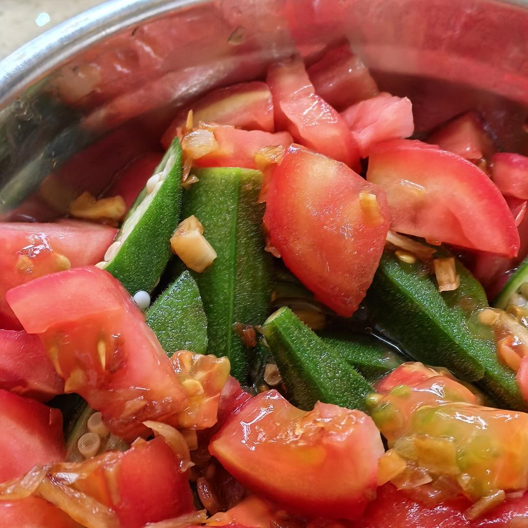 夏季快手凉拌菜：西红柿拌秋葵