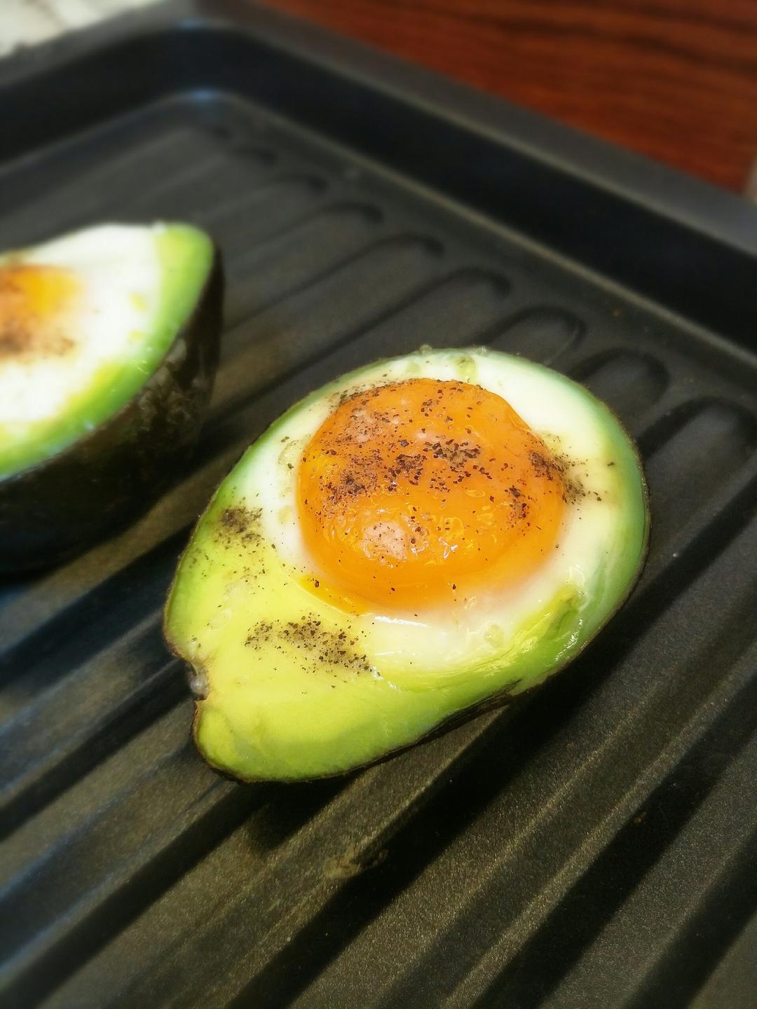 牛油果烤鸡蛋