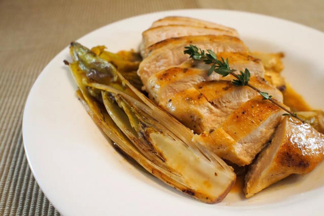 [米其林菜谱] 马萨拉汁炖鸡胸肉佐欧洲苦菊