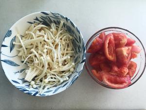 番茄炖金针菇巴沙鱼的做法 步骤3