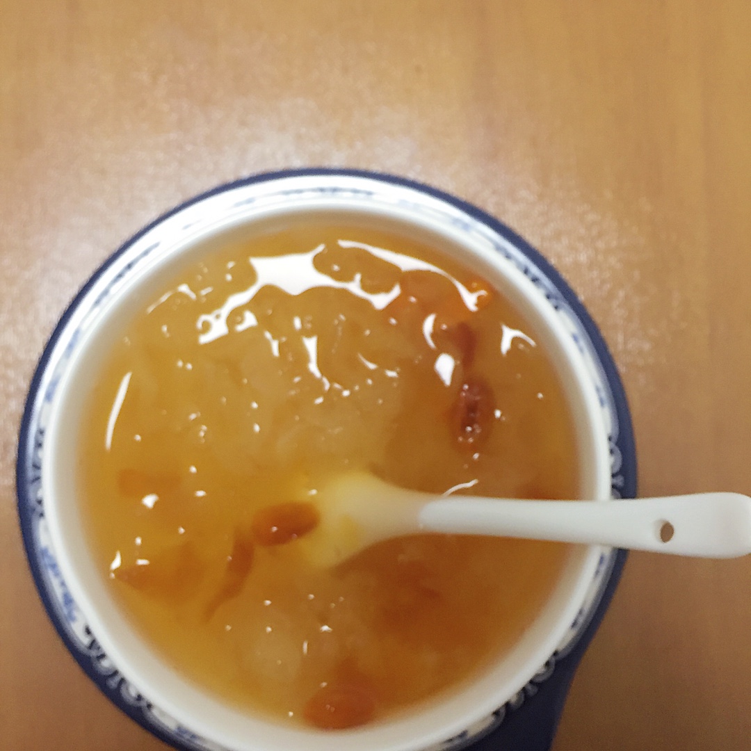 桃胶皂角米炖银耳