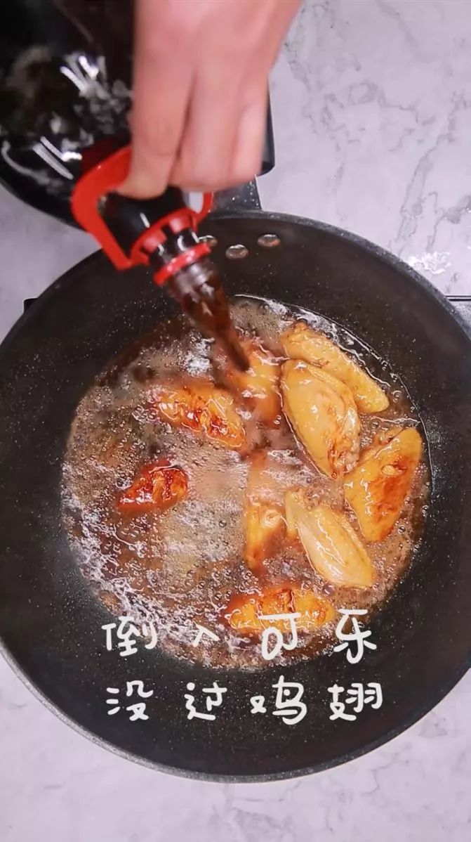 豆厨房|可乐鸡翅豆黄金鲜腐竹，甜蜜你的生活的做法 步骤8