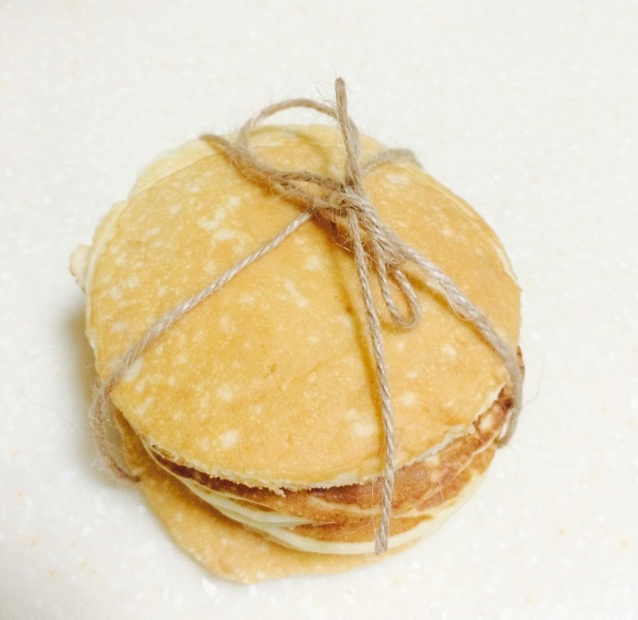 【酸奶松饼yogurt pancake】，搭上黑莓果酱和枫糖的美味。