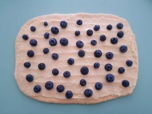 蓝莓奶酪卷的做法 步骤6