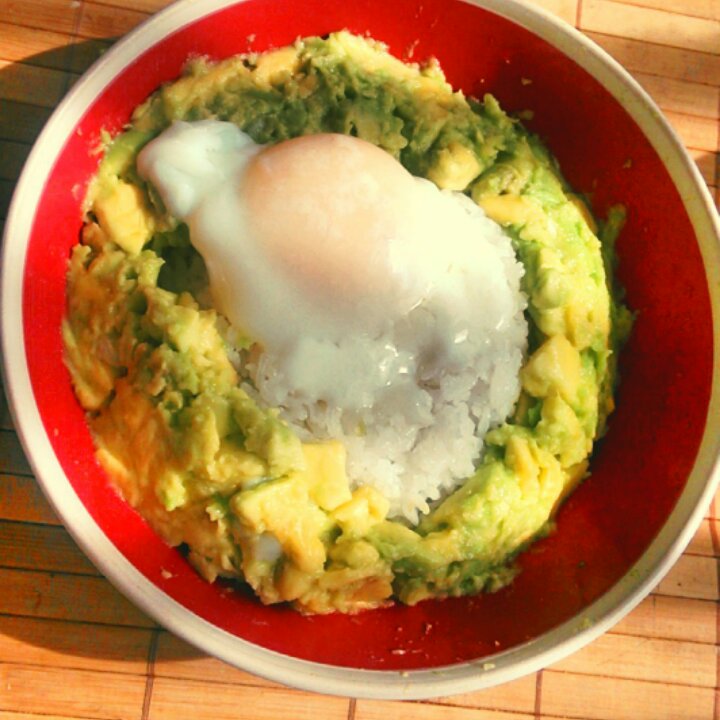 一人食牛油果溏心蛋拌饭
