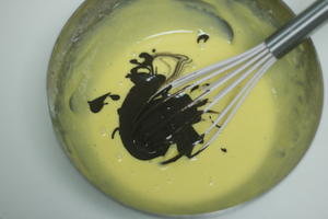 蜂蜜焦糖白巧克力卷的做法 步骤8