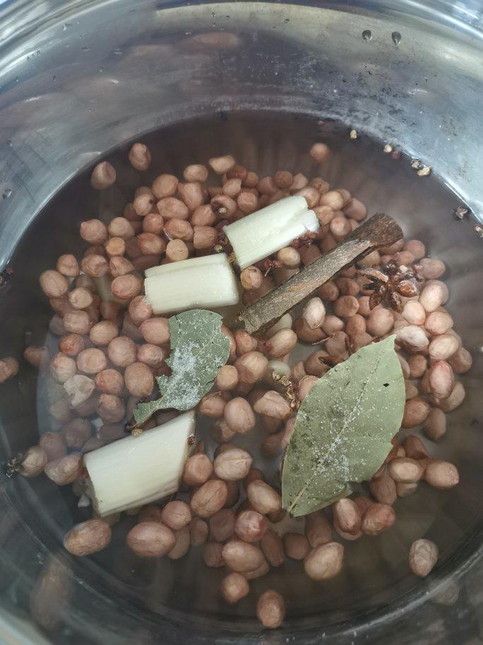 凉拌芹菜花生米胡萝卜