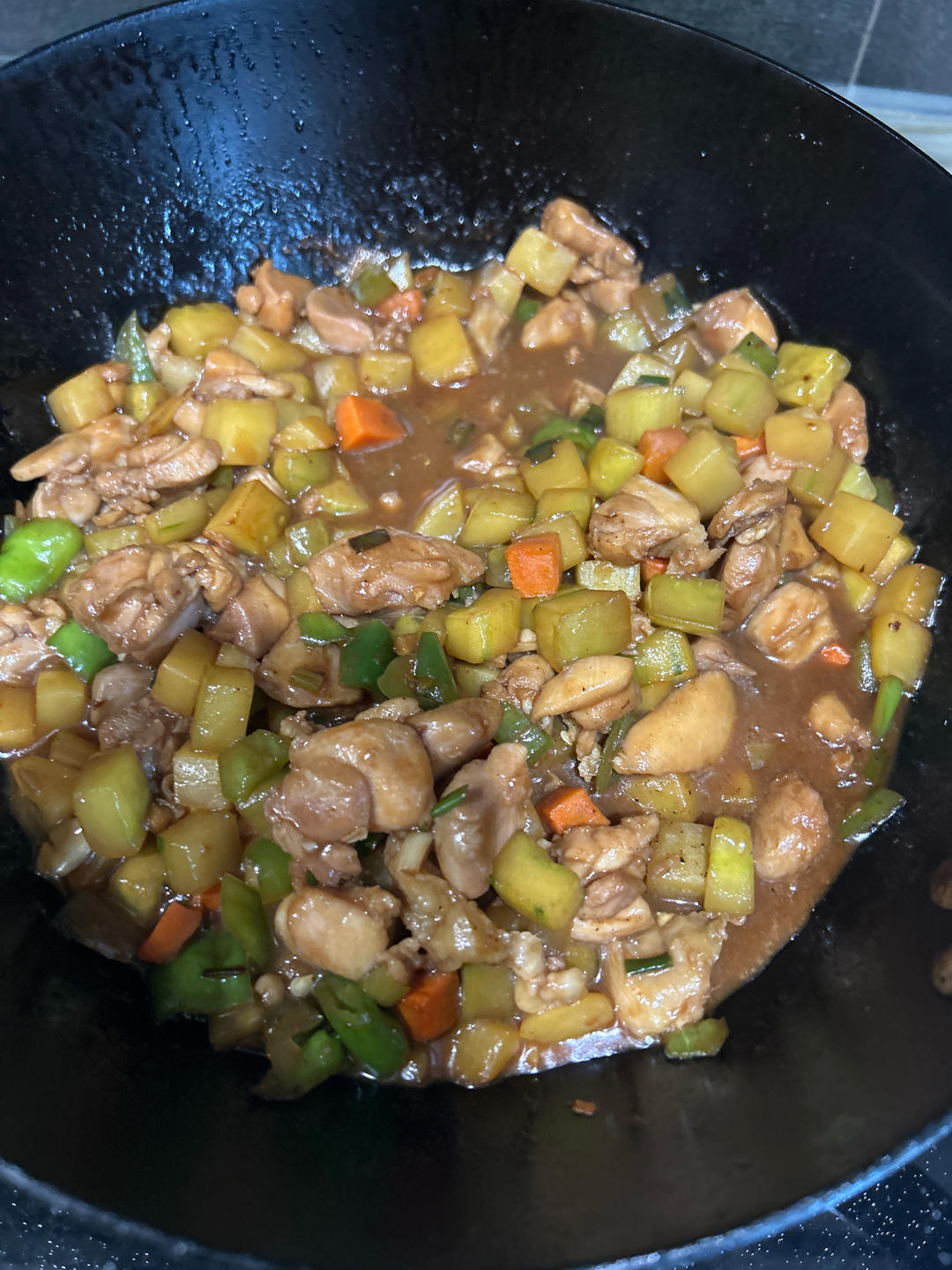 土豆和鸡腿的美味组合😋三丁炒鸡腿肉吃起来