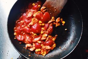 番茄玉米火腿蒜香意面的做法 步骤3