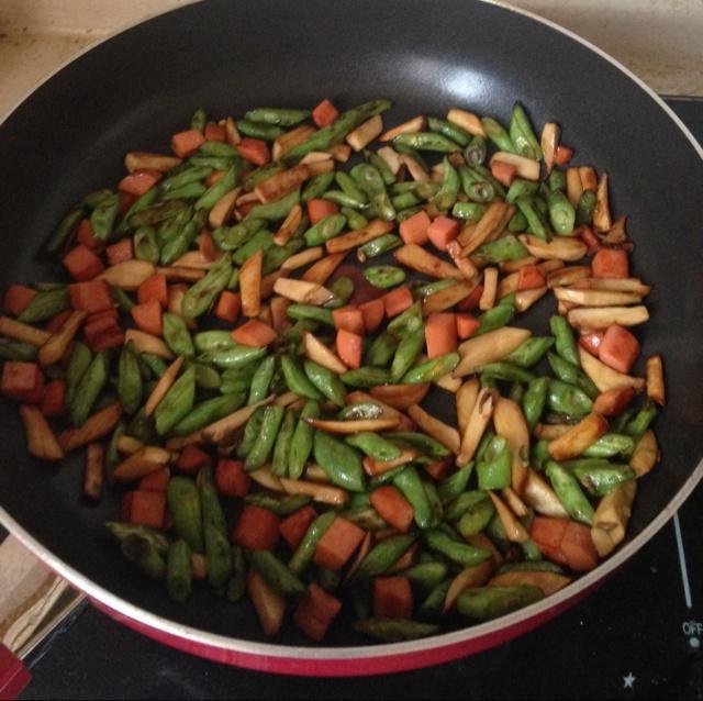蛇豆杏鲍菇炒火腿肠的做法