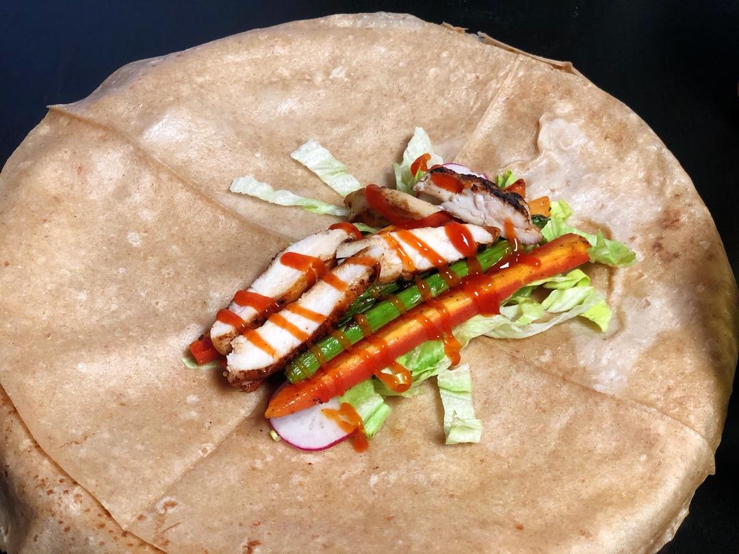 全麦墨西哥鸡肉蔬菜卷饼