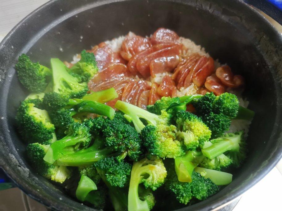 传统腊肠煲仔饭
