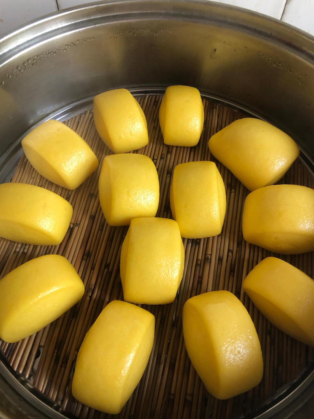 新手也可以--详解如何做出人见人爱、金黄的南瓜馒头