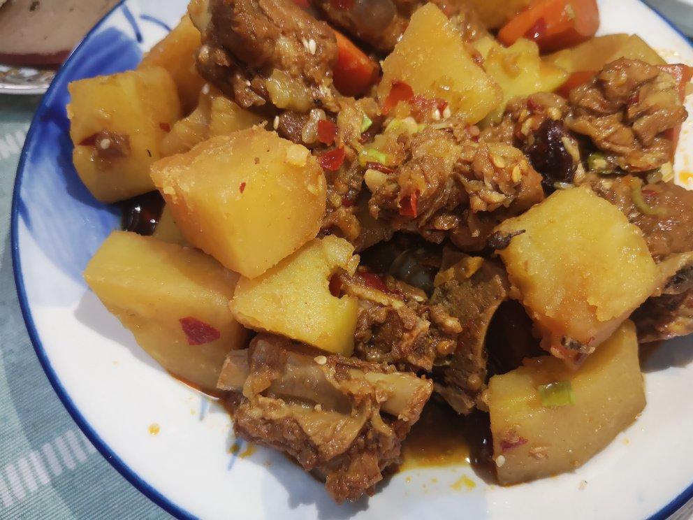 超级下饭的土豆烧排骨