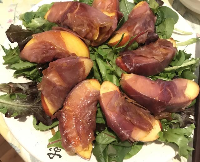 意外好吃的暗黑料理：意大利熏火腿（prosciutto)裹黄桃色拉的做法