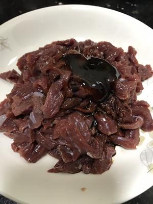 青红椒炒牛肉的做法 步骤1
