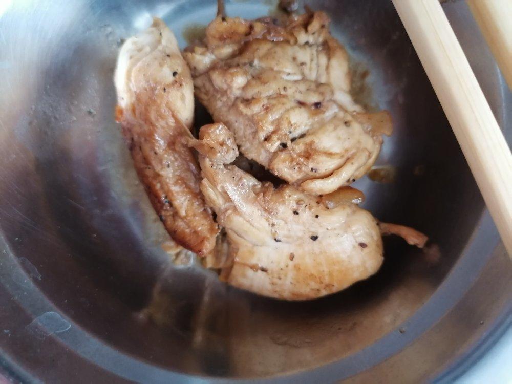 香煎鲜嫩多汁的黑椒鸡胸肉