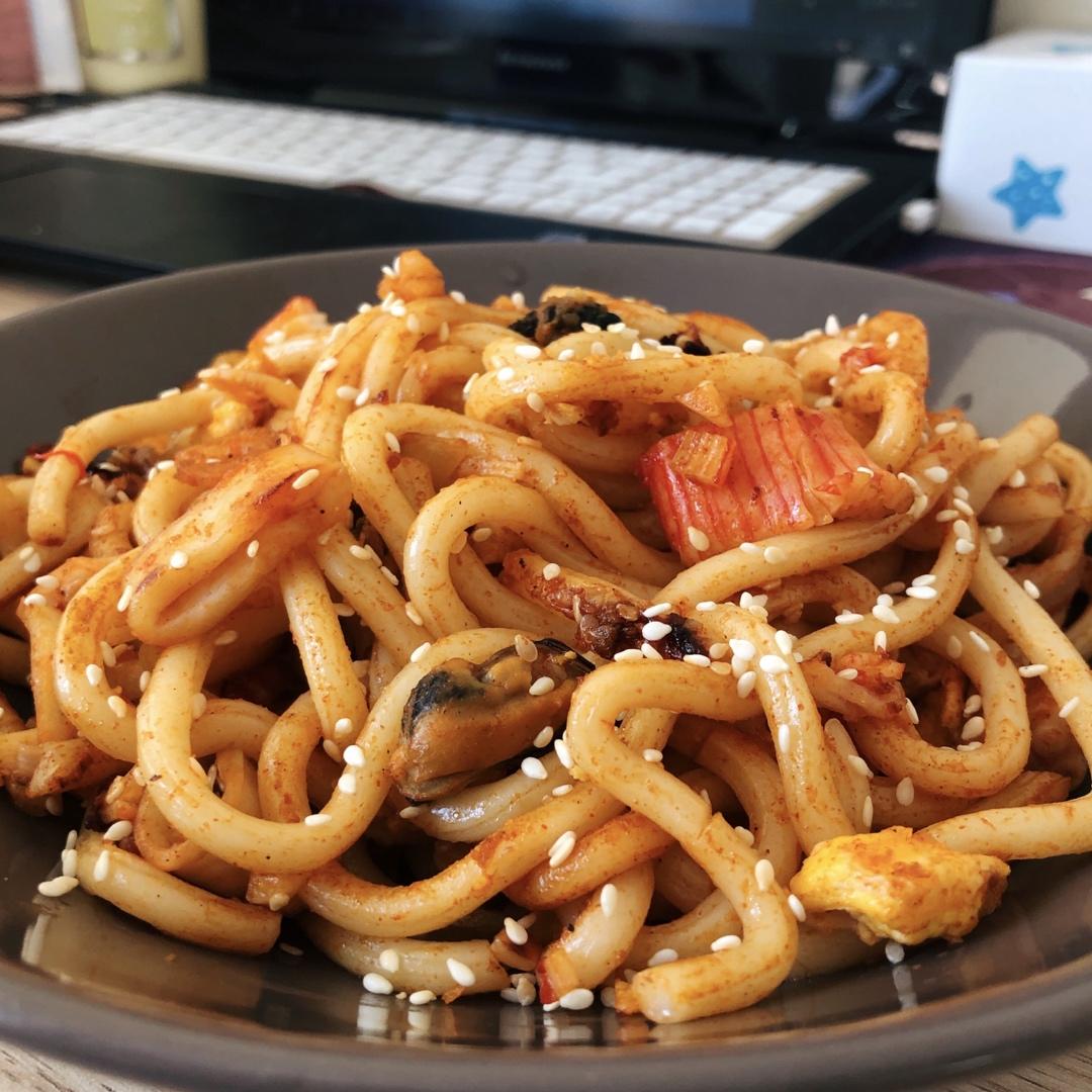 一只8夏酱做的韩式辣炒乌冬面