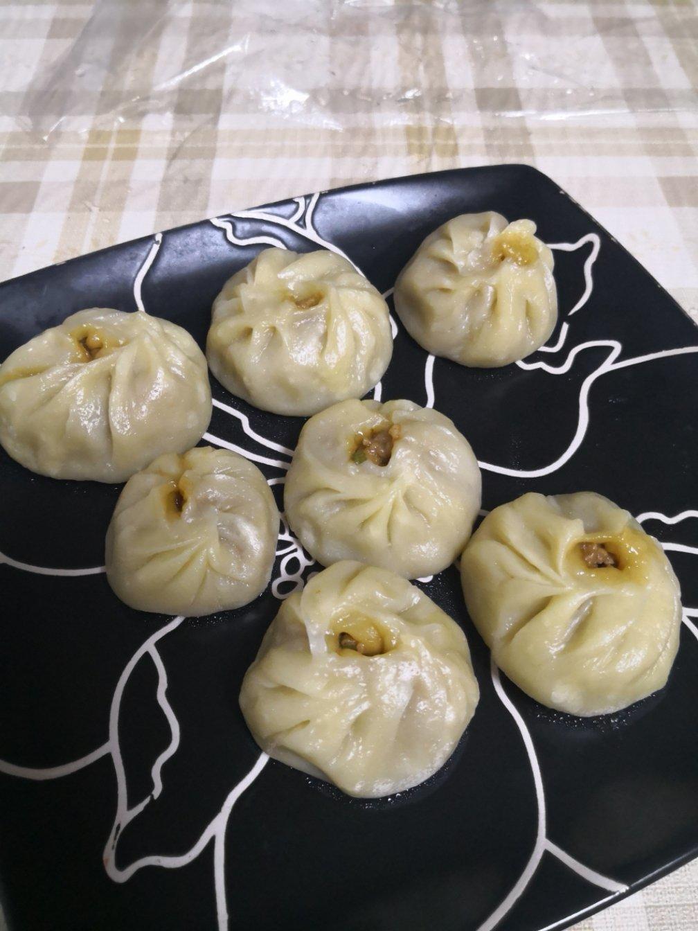 松软多汁的肉包子