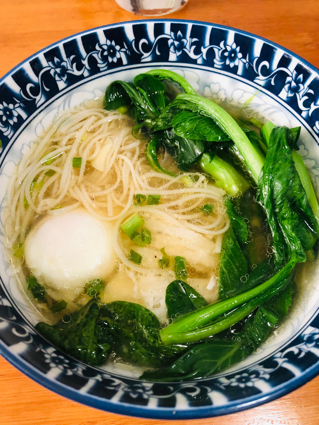 清汤鸡蛋青菜面：清淡鲜美