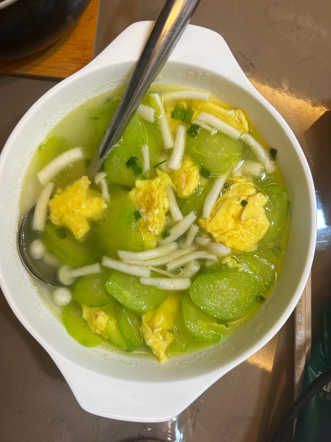 5分钟就能做好的巨鲜美的菌菇黄瓜汤