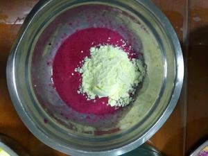 辅食日记-果蔬奶酥（火龙果汁）的做法 步骤2
