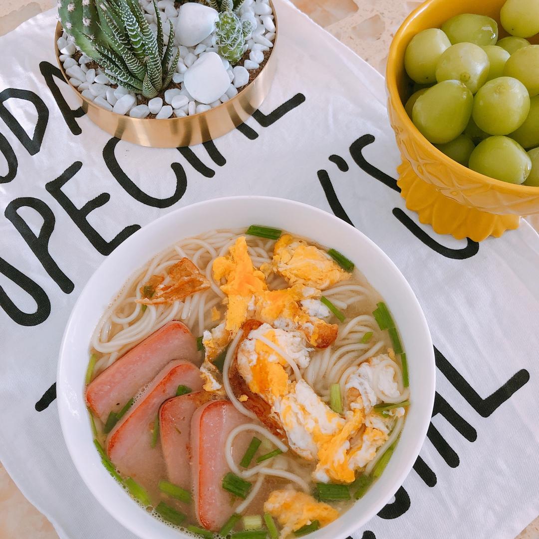 火腿鸡蛋面              香葱,鸡蛋,午餐肉或火腿肠