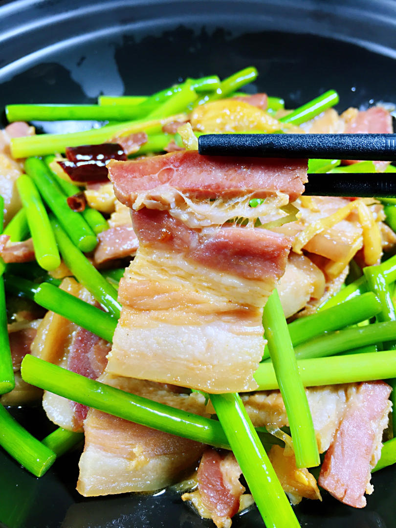 我就胖着玩玩做的家常菜蒜苗炒腊肉