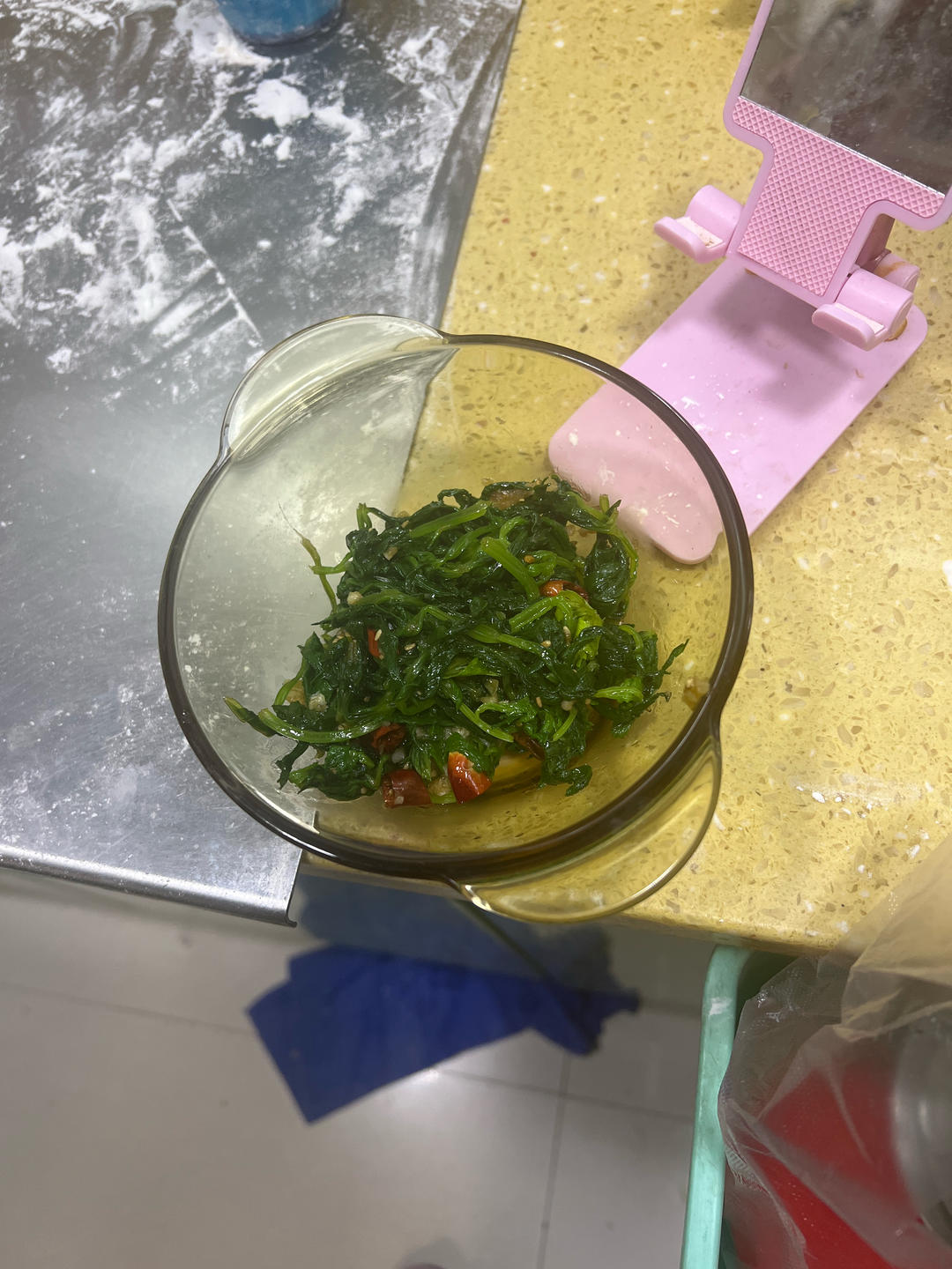 简单的凉拌芹菜叶