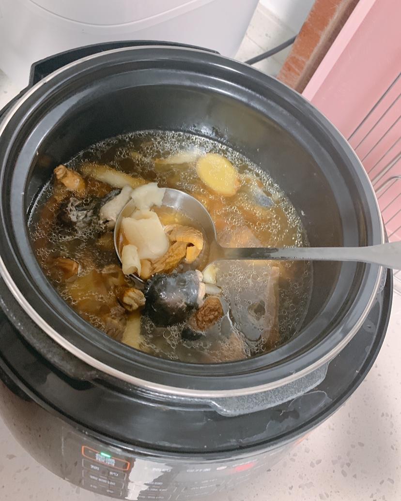 鲜到让你转圈圈的汤品：姬松茸椰汁椰肉乌鸡汤