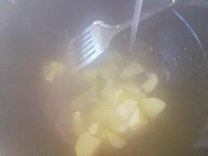 「老少皆宜」白菜炖土豆的做法 步骤11