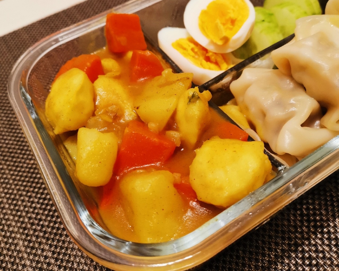 好简单！土豆胡萝卜咖喱炖鱼丸的做法