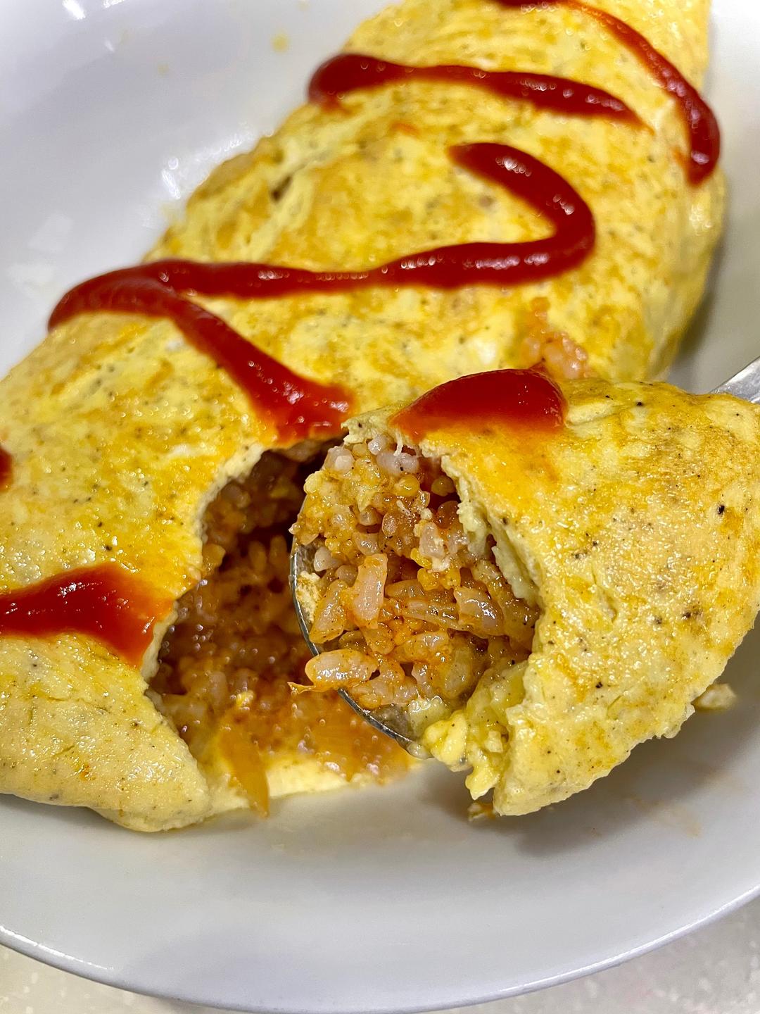 蛋包饭（欧姆蛋+番茄酱洋葱火腿炒饭）——西式美食（三十八）的做法
